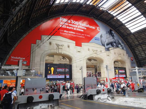 STAZIONE CENTRALE di MILANO - Ambient Le grandi dimensioni della Stazione Centrale di Milano offrono molteplici soluzioni di comunicazione attraverso spazi pubblicitaridi