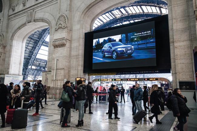 STAZIONE CENTRALE di MILANO - Digital ambient GALLERIA delle CARROZZE N. 4 schermi Led 2x8 + N. 2 schermi Led 8x8 Accesso Stazione Piano Terra Galleria delle Carrozze DIGITAL DOMINATION Milano C.