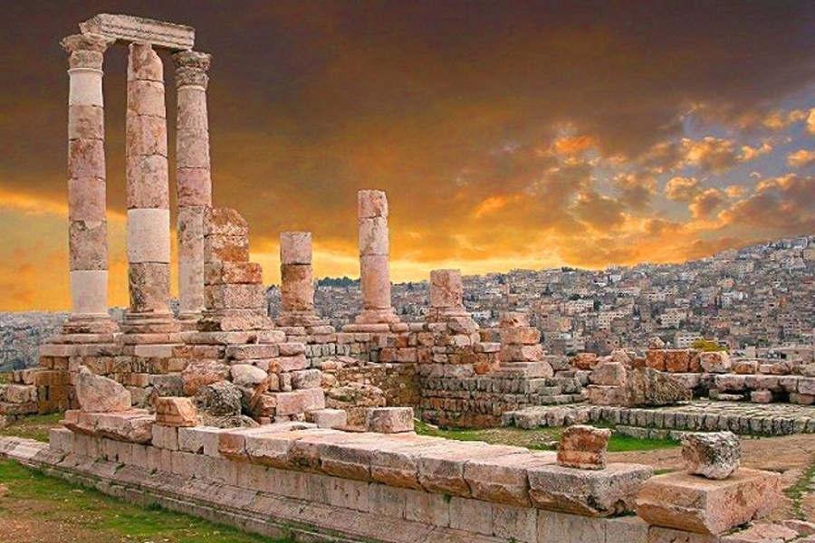 Arroccata su uno splendido colle che sovrasta la Valle del Giordano e il mare di Galilea, Umm Qays vanta una splendida terrazza colonnata e le rovine di due teatri.