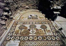 Subito oltre le mura della città si trova la Chiesa di Santo Stefano, scoperta di recente, che ospita un sorprendente mosaico pavimentale perfettamente conservato.