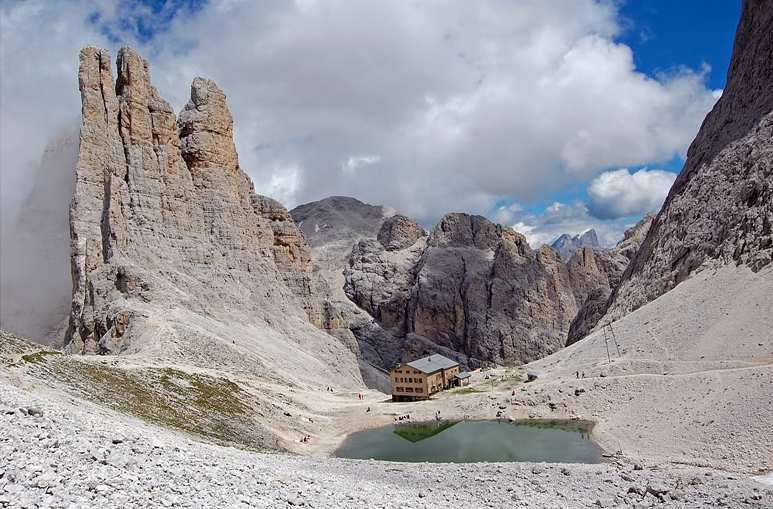 Via Ferrata Passo Santner Catinaccio Caratteristiche della via ferrata: Breve via ferrata assicurata completamente con cavi d'acciaio. Breve scala su una parete verticale.