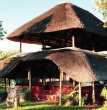 Twyfelfontein Lodge Situato nella Huab Valley in un area ricca di siti archeologici e pitture rupestri che testimoniano un intensa presenza umana fin da tempi remoti, il lodge è realizzato con i