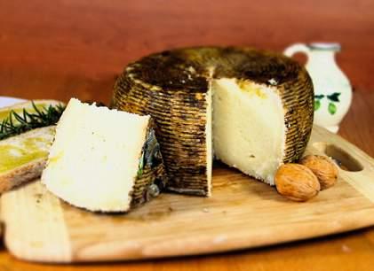 COD.0375 PECORINO DI GROTTA IL PECORINO DI GROTTA è un formaggio caratterizzato da un aromaticità complessa.