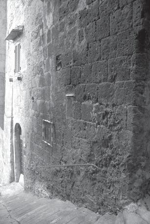 Una discreta porzione di muratura medievale sembra conservarsi al piano 2. La parte alta del prospetto è poco visibile a causa dell altezza elevata e della vicinanza del punto di osservazione.
