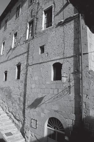 Edifi cio civile posto in via del Borgo, 9. Il prospetto Ovest (PP1) conserva tracce di aperture medievali non presenti nel prospetto Sud.