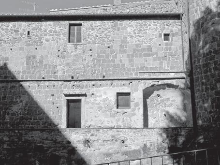 Torre centrale del cassero della Fortezza Orsini di Sorano. La torre ha forma semicircolare, con due ali laterali che si legano agli altri due corpi di fabbrica del cassero.