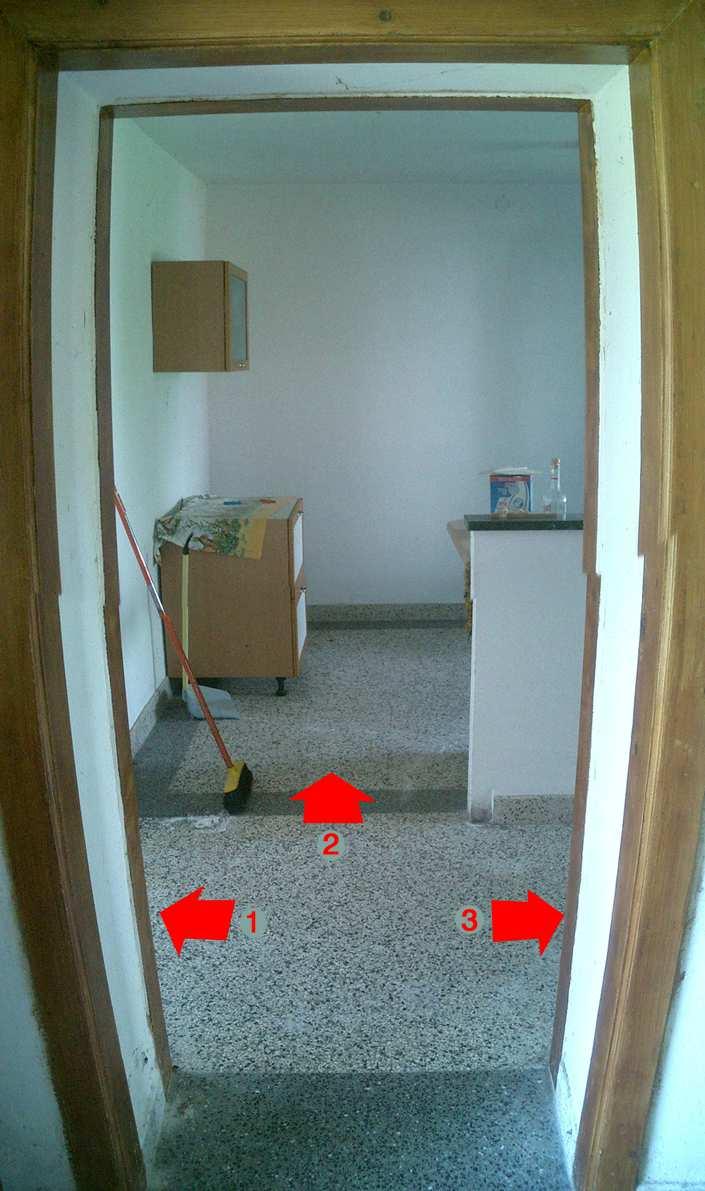 14 Piano Terra vista, dall accesso indicato con 2 nella foto 12, di parte del vano disimpegno-distribuzione (corridoio in scheda catastale) con indicato: 1 = la direzione verso il vano soggiorno