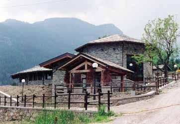 Allestimento del Centro visitatori del Parco Mont Avic Marco Vaudetti, Simona Canepa Politecnico di Torino Il Centro è localizzato in località Covarey di Champdepraz, lungo le pendici del Mont Avic