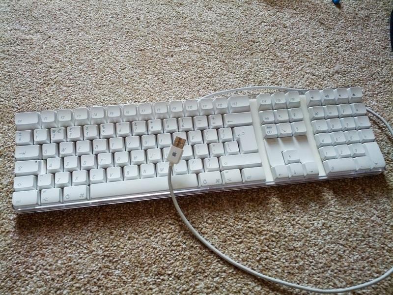 Passo 1 Apple Keyboard smontaggio per la