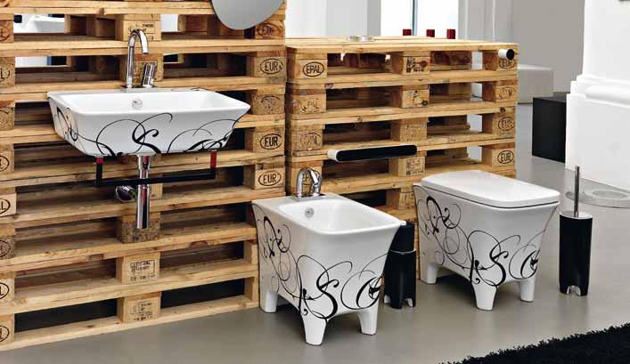 gli articoli ceramici della serie e sul lavabo centrostanza in Livingtec range with black&white decor available for