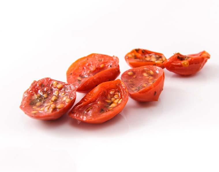 Pomodoro semisecco Pomodorini varietà ciliegino, tagliati a metà e parzialmente essiccato al sole.