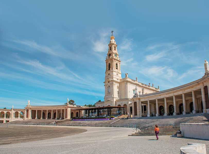 Fatima e Santiago Informazioni Utili Nel 1917, in un momento difficile per l umanità, la Madonna apparve a Fatima a tre pastorelli, invitandoli alla preghiera: «Pregate, pregate molto e fate