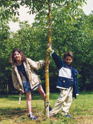 2000 Bimbi allegri e spensierati, che giocano e si divertono, ma