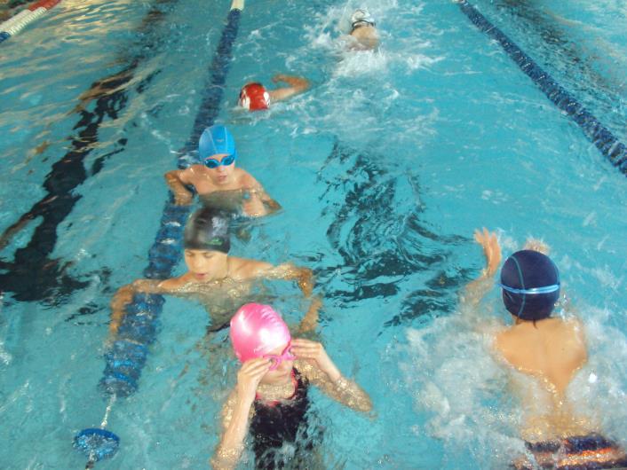 CORSO DI NUOTO In collaborazione con la Scuola Nuoto del CSC Casnigo, la scuola organizza un corso di nuoto