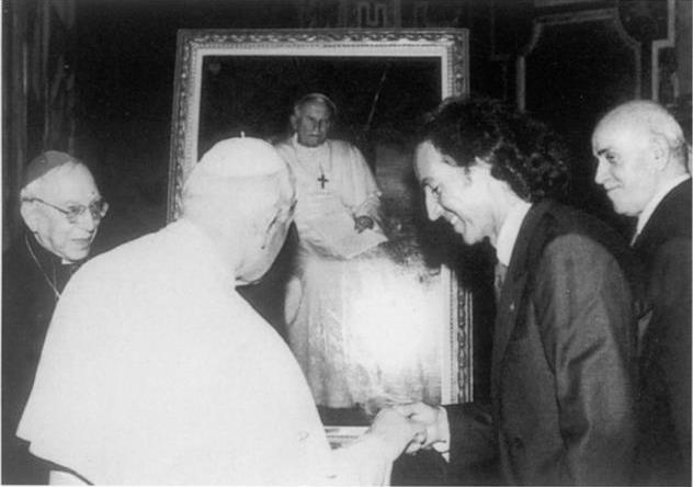 il Cardinale Agostino Casaroli e Ulisse Sartini durante la presentazione del ritratto del Cardinale