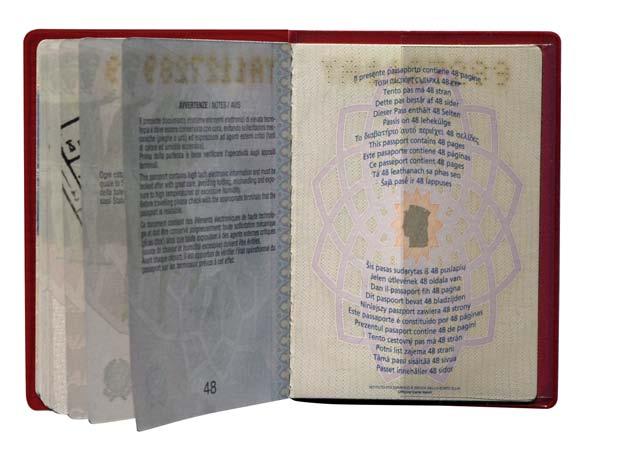 EO per passaporto U.E. con microchip elettronico a libro con 2 tasche interne laterali - fregio in oro - Formato finito aperto cm.