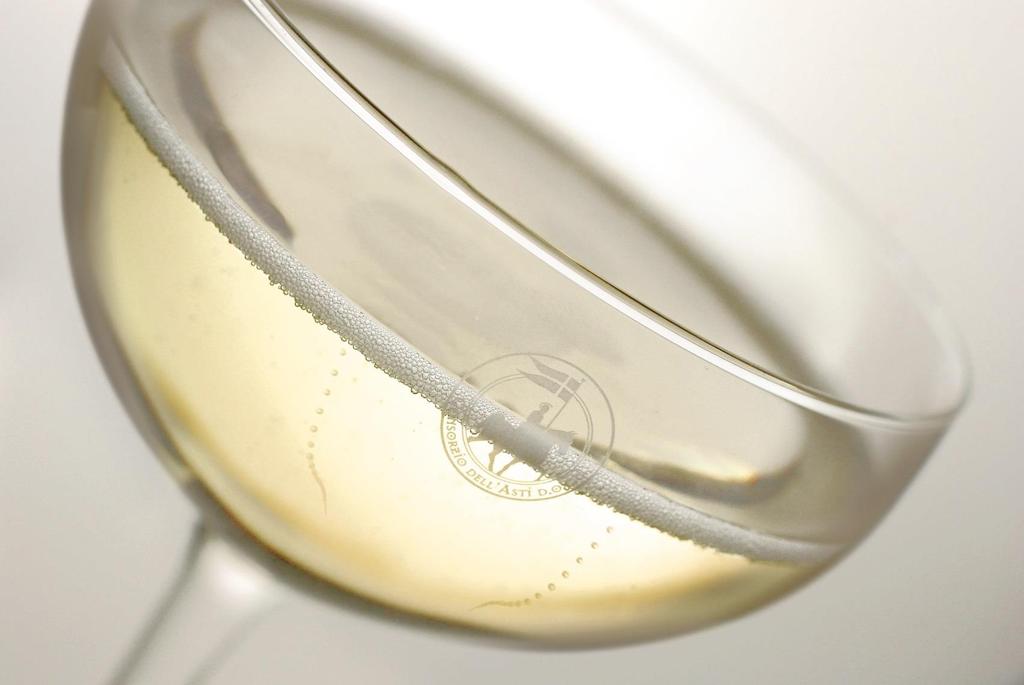 LE CARATTERISTICHE DELL ASTI descrittore Asti Spumante Moscato d'asti spuma colore odore sapore TAV % vol fine e caratteristico, min 11,5% persistente delicato da giallo paglierino a dorato assai