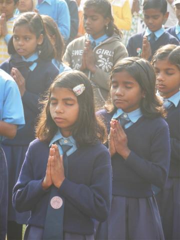 Riceviamo dall Anjali School : Un saluto a mani giunte, com'è consuetudine qui in India, da parte degli studenti