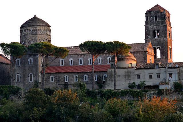 CASERTAVECCHIA Casertavecchia (frazione di Caserta) è un borgo medievale che sorge alle pendici dei monti Tifatini a 10 km di distanza in direzione nord-est da Caserta.