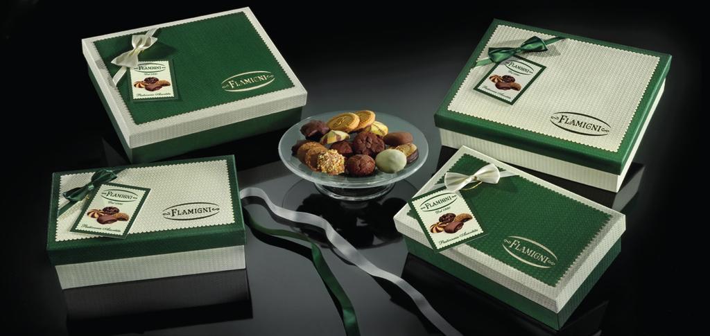 Assortimento Lusso al cioccolato composto da: Ciuffo di frolla bicolore, bastogne al caramello, stellina alla mandorla ricoperta al cioccolato fondente, fiore alla nocciola ricoperto al cioccolato al