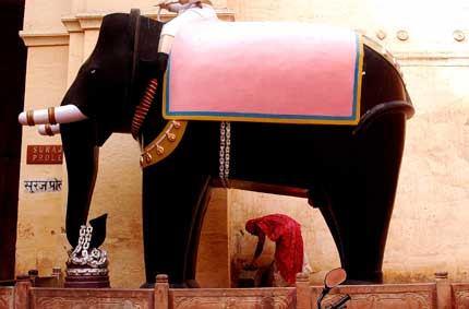 fossato. Vi si accede dall entrata principale: la Porta del Sole, fiancheggiata da due enormi elefanti in pietra dipinta, montati da Jaimal e Patta, gli eroi di Chittourgarh.