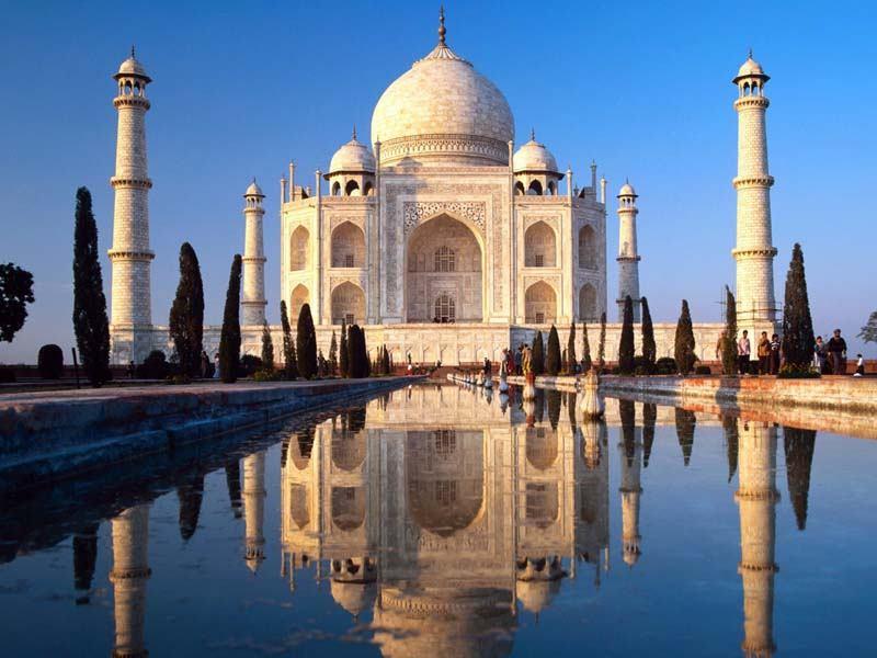 La città sorge sulla riva destra del fiume Yamuna, al centro si trova il Forte Rosso, a sud-est il Taj Mahal, a nord la città vecchia a sud ovest la porzione più moderna della città.