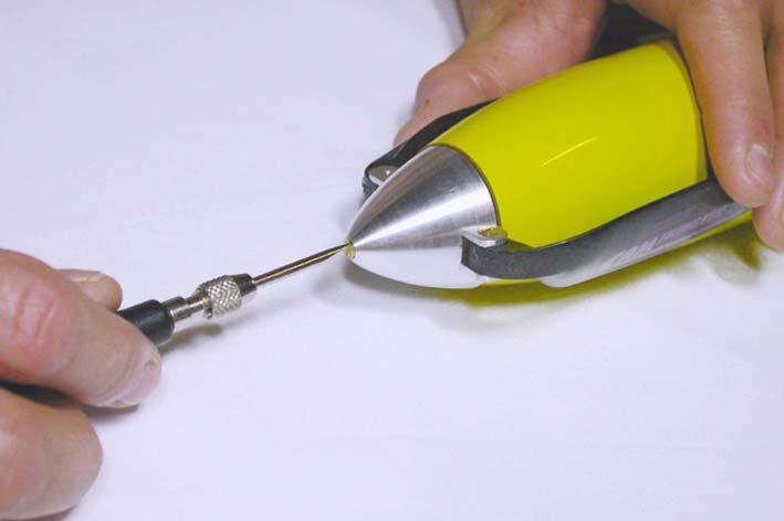 Preparazione della fusoliera (versione aliante) Tagliare una striscia di Velcro alle dimensioni di 200 x 20 mm; separare la striscia ruvida da quella morbida; cospargere di colla a caldo (o un altro