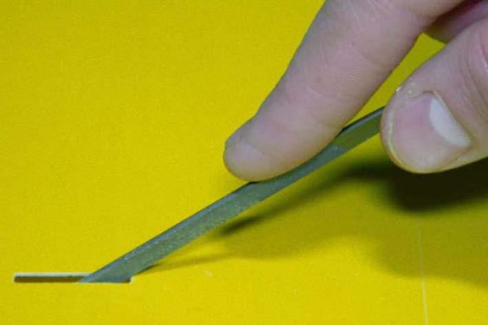 con un taglierino ben affilato, praticare un incisione delle dimensioni di 20 x 3 mm allineata con il bordo ESTERNO (cioè verso l estremità della