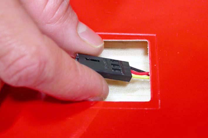 Per ogni semi-ala: con del nastro adesivo, fissare l estremità di un cavetto di Nylon (lungo circa 50 cm) al connettore UNI del cavetto UNI2 (vedi figura 49); Fig.