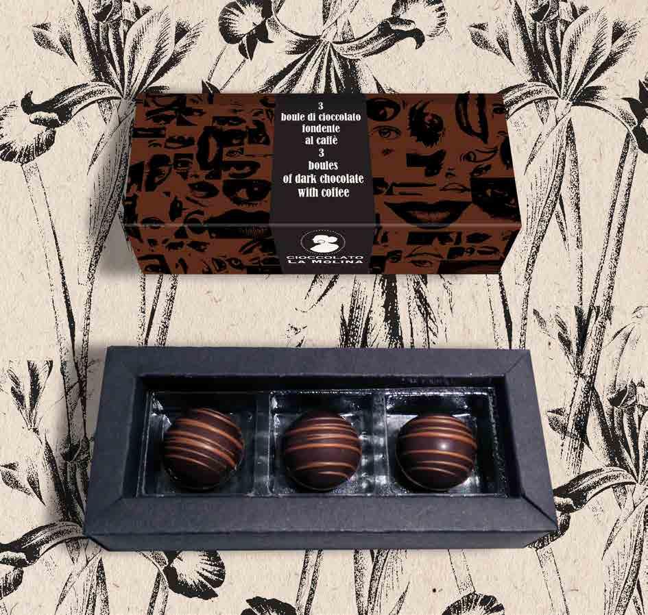 Le boule sono disponibili anche in una confezione da 3 e sfuse in cartoni da 1,5 kg. A box contains nine boules of dark chocolate with milk gianduia and coffee.