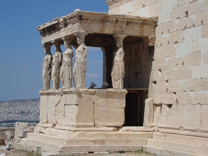 Per quanto riguarda invece l aspetto architettonico, il tempio è in stile ionico e risale al 421-406 a.c. circa.