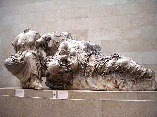 I frontoni Il frontone ovest ospita la rappresentazione della lotta tra Atena e Poseidone per il dominio sull Attica.