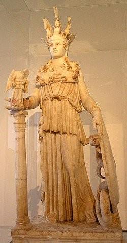 La statua di Athena Parthenos Al centro della cella del Partenone si trovava la statua alta 12 metri di Athena Parthenos, realizzata da Fidia; l originale è perduto, ma abbiamo numerose piccole copie.