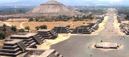 La città sull acqua: Tenochtitlán Tenochtitlàn contava circa 100 mila abitanti e si estendeva per 4,5 chilometri. La sua pianta era di forma rettangolare.