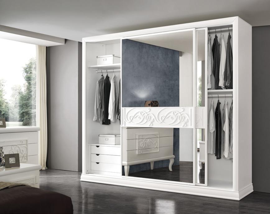 16 ITALIANCLASSICBEDROOMFURNITURE 17 ITALIANCLASSICBEDROOMFURNITURE CAMERADEAA LOFTY WARDROBE THAT FITS ANY SPACE WITH THE RIGHT BALANCE BETWEEN FUNCTIONALITY AND ELEGANCE.