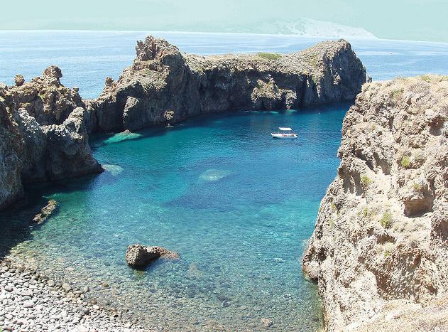 ammirare uno splendido panorama su tutte le isole Eolie. Per la discesa faremo il sentiero che ci riporterà a S. Marina Salina per visita al paese e prendere l aliscafo che ci riporterà a Vulcano.