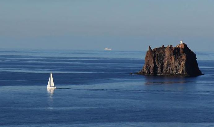 Giro dell isola in barca (facoltativo) passando da Ginostra per una escursione sopra il paese per poi continuare il giro attorno all isola e raggiungere lo scoglio di Strombolicchio attorno al quale