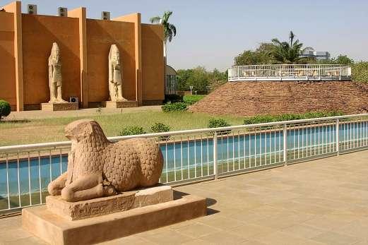3 Museo Nazionale di Khartoum Cortile del Museo Nazionale di Khartoum realizzato alla fine degli anni '60 ad opera dell'unesco per esporre i templi e i reperti salvati dalla zona inondata del Sudan