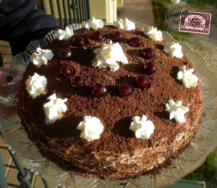 Torta Foresta Nera a modo mio INGREDIENTI: 1 pan di spagna al cacao per la farcitura: 400 g di amarene (frutto + sciroppo) 1 cucchiaino