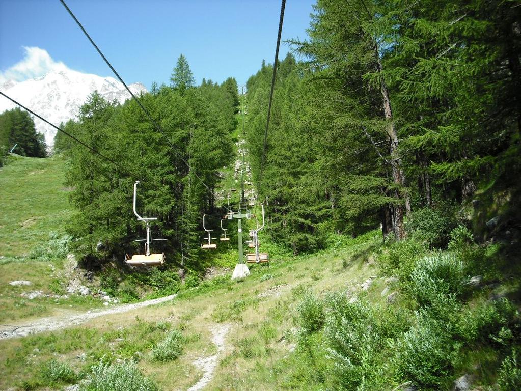 In località Pecetto (1362 m), ultima frazione di Macugnaga, si lascia la macchina in un ampio posteggio e si sale in seggiovia fino all alpe Burky.