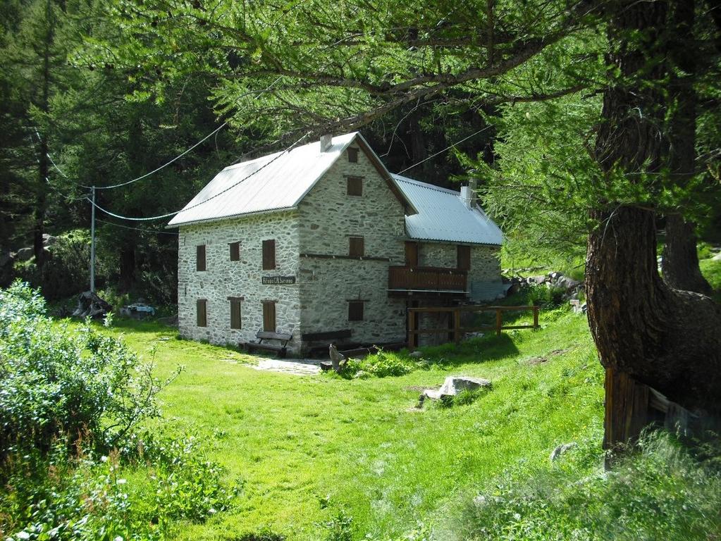 Rifugio Saronno Lasciato l arrivo della seggiovia, si procede su facile sentiero e in breve si arriva alla morena del ghiacciaio del