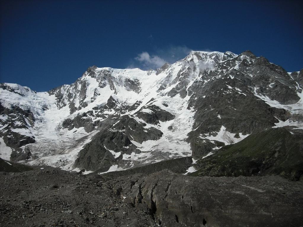 In diversi tratti affiora tra le pietre il ghiaccio vivo sottostante e sulla destra del sentiero si possono osservare i profondi tagli