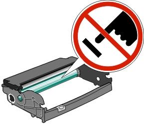 Sollevare la cartuccia di toner ed estrarla mediante