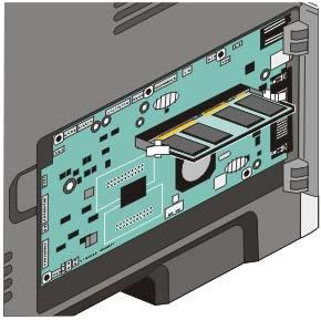 Configurazione della stampante aggiuntiva 20 4 Spingere la scheda di memoria nel connettore finché i fermi non scattano in posizione. 5 Chiudere la porta della scheda di sistema.