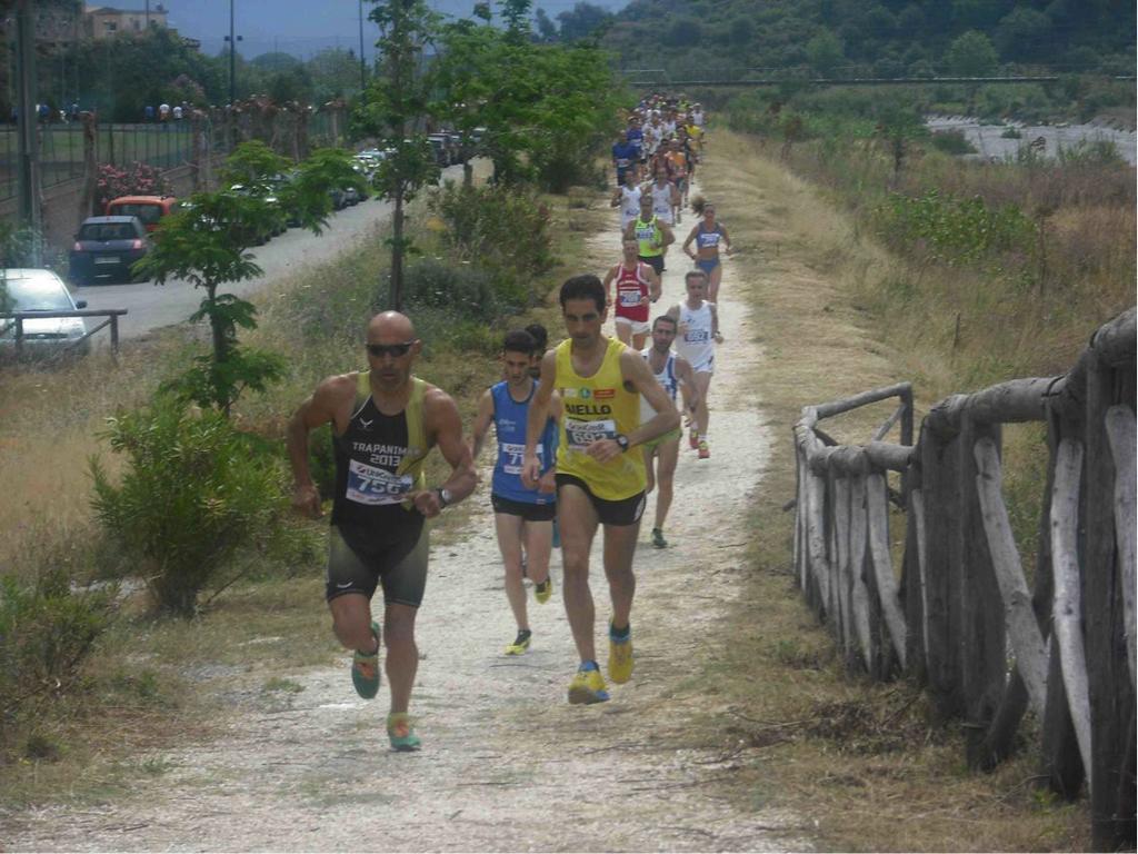 Dopo la partenza, gli atleti, uscendo dal Centro Sportivo Polifunzionale della Città di Savoca, si immettono nel percorso ecologico (il cui sterrato è molto compatto) in direzione ovest sul versante