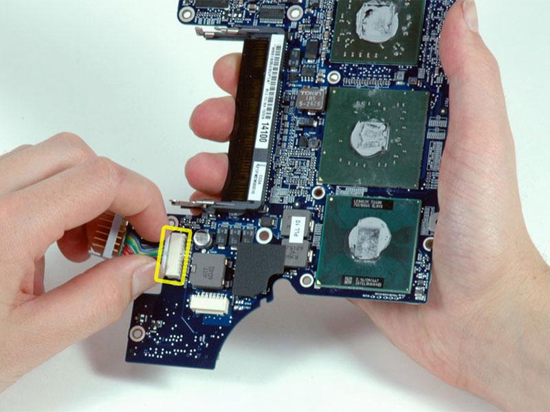 Passo 23 Scollegare il connettore della batteria multicolore dalla scheda logica. Per rimontare correttamente MacBook Pro, dovrete pulire e sostituire il composto termico dei tre chip mostrato qui.