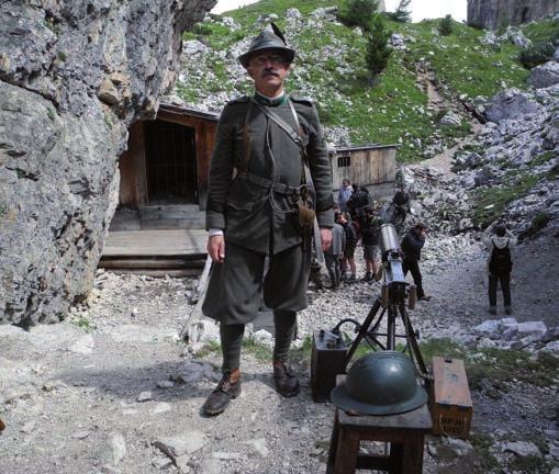 Da qui si raggiunge poi il Rifugio Cinque Torri, all epoca sede del comando della Brigata Reggio e dove si fermò Vittorio Emanuele III in visita al fronte, ed infi ne la postazione di artiglieria