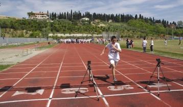 ...correre in modo corretto Appoggiamo correttamente il piede a terra Corriamo liberamente, su una riga, a slalom, all indietro, ecc.