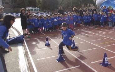 ...correre in modo controllato La frequenza e l ampiezza (corsa con riferimenti a terra a varie distanze): con il minor numero di passi, con il maggior numero di passi (vediamo se