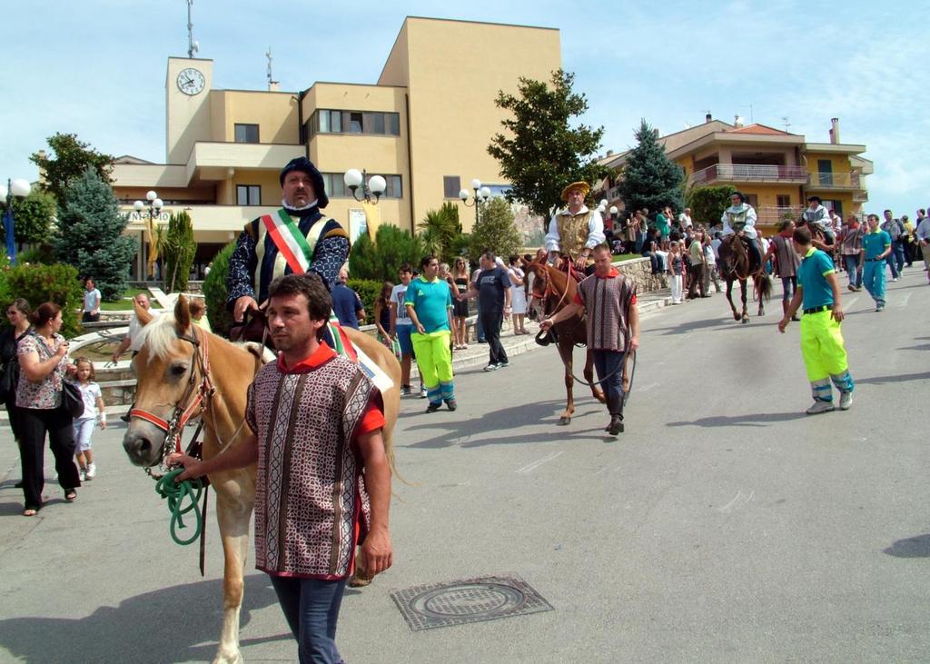 la fede Nell ultima domenica di luglio di ogni anno, si perpetua nell abitato di San Mango Sul Calore, nella vallata del fiume Calore e intorno alla Cappella di Sant Anna, la tradizione folkloristica